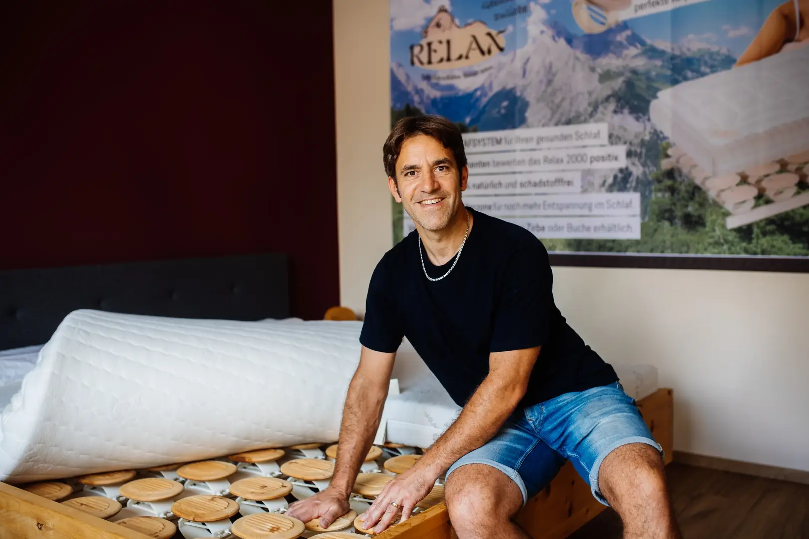 Bernd Grünwald zeigt die Federkörper des Relax 2000 Schlafsystems